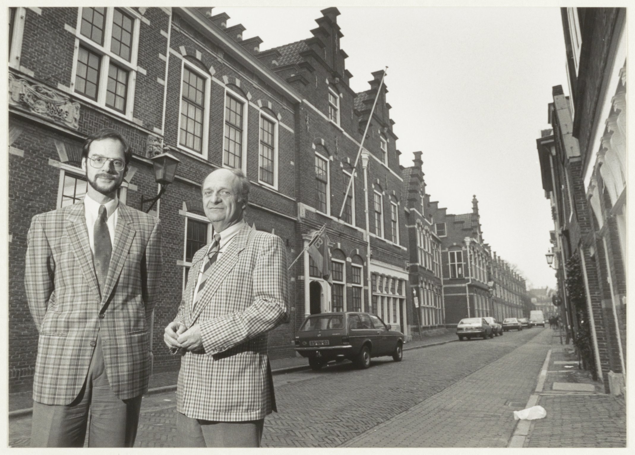 Piet Roos (r) samen met Bart Uiitenhout voor Groot Heiligland 47, begin 1989 (bron NHA)